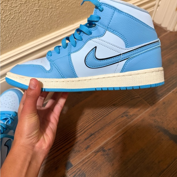 Air Jordan 1 Mid SE ‘Ice Blue’ - Picture 4 of 5
